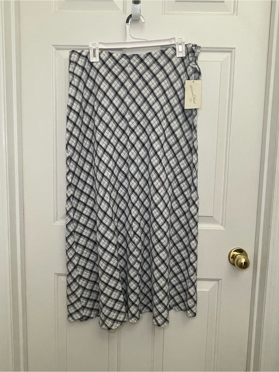 Universal Thread Dresses & Skirts - New women’s size large white & navy flowy plaid midi skirt Universal Thread